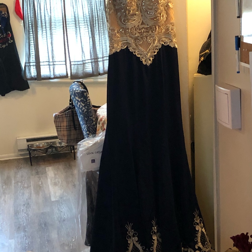 Gown - Picture 4 of 7